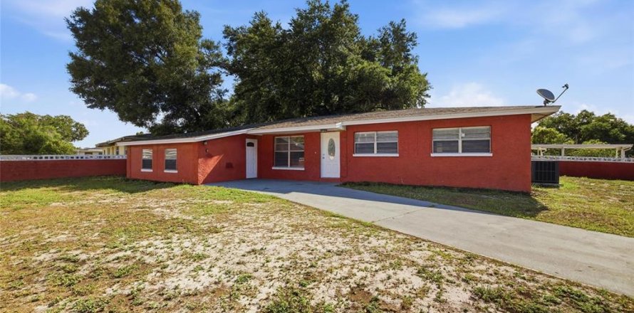 House in Tampa, Florida 4 bedrooms, 172.61 sq.m. № 2202370