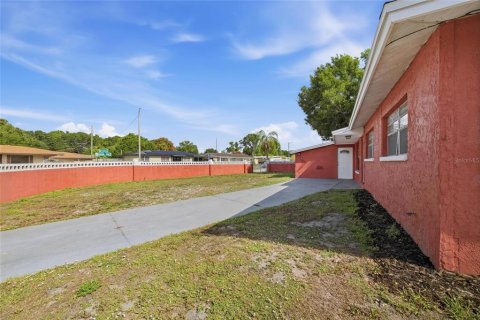 House in Tampa, Florida 4 bedrooms, 172.61 sq.m. № 2202370 - photo 2