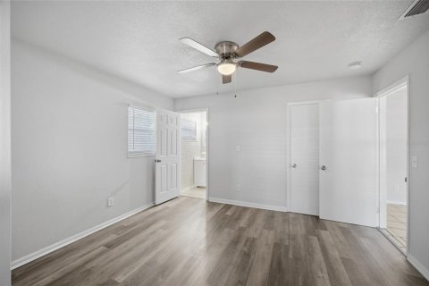 House in Tampa, Florida 4 bedrooms, 172.61 sq.m. № 2202370 - photo 14