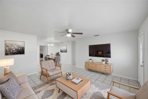 House in Tampa, Florida 4 bedrooms, 172.61 sq.m. № 2202370 - photo 3