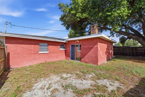 House in Tampa, Florida 4 bedrooms, 172.61 sq.m. № 2202370 - photo 12
