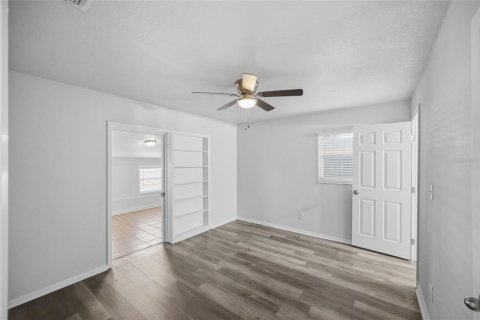 House in Tampa, Florida 4 bedrooms, 172.61 sq.m. № 2202370 - photo 15