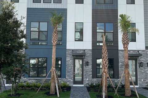 Townhouse in Orlando, Florida 4 bedrooms, 165.37 sq.m. № 1904362 - photo 1