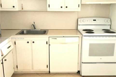 Condo in North Miami Beach, Florida, 1 bedroom № 2300569 - photo 5