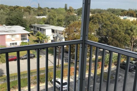 Condo in North Miami Beach, Florida, 1 bedroom № 2300569 - photo 2