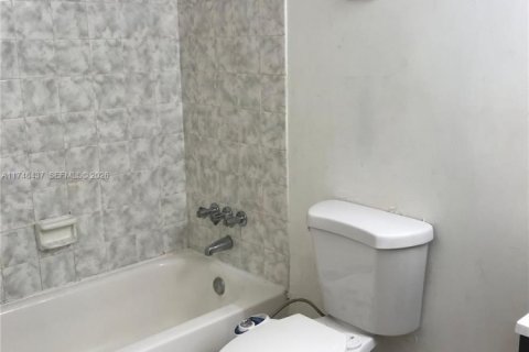Condo in North Miami Beach, Florida, 1 bedroom № 2300569 - photo 13