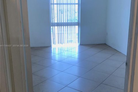 Condo in North Miami Beach, Florida, 1 bedroom № 2300569 - photo 10