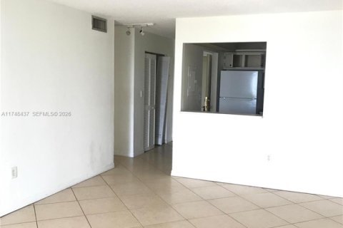 Condo in North Miami Beach, Florida, 1 bedroom № 2300569 - photo 9