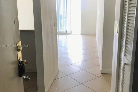 Condo in North Miami Beach, Florida, 1 bedroom № 2300569 - photo 4