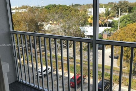 Condo in North Miami Beach, Florida, 1 bedroom № 2300569 - photo 3