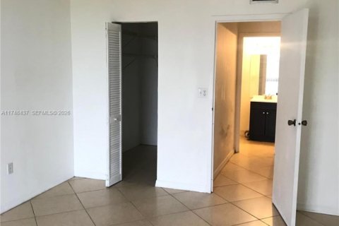 Condo in North Miami Beach, Florida, 1 bedroom № 2300569 - photo 11