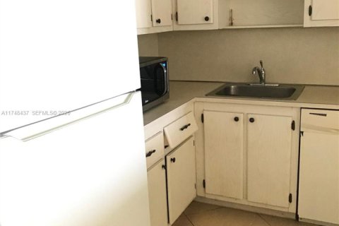 Condo in North Miami Beach, Florida, 1 bedroom № 2300569 - photo 6