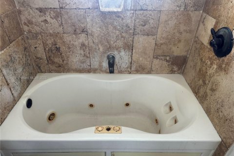 Villa ou maison à vendre à Fort Lauderdale, Floride: 2 chambres, 91.42 m2 № 1889311 - photo 17