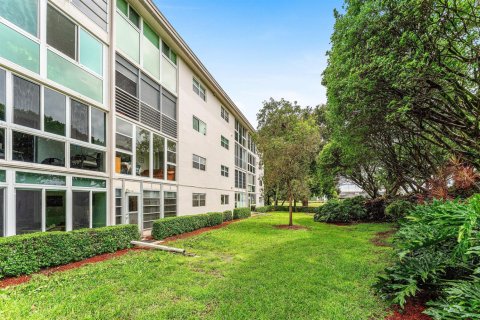Condo in Coconut Creek, Florida, 2 bedrooms  № 2251938 - photo 30