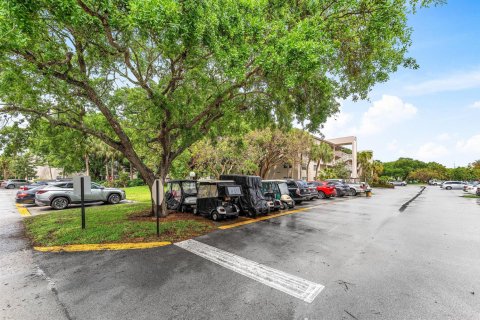 Condo in Coconut Creek, Florida, 2 bedrooms  № 2251938 - photo 24