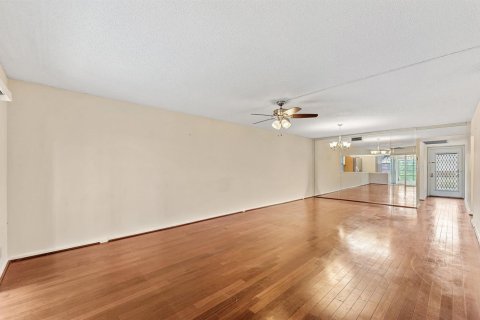 Condo in Coconut Creek, Florida, 2 bedrooms  № 2251938 - photo 12