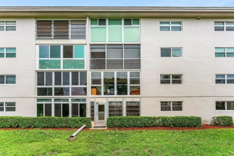 Condo in Coconut Creek, Florida, 2 bedrooms  № 2251938 - photo 29
