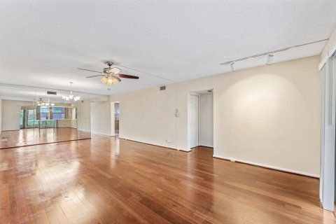 Condo in Coconut Creek, Florida, 2 bedrooms  № 2251938 - photo 13
