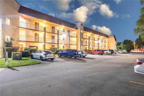 Condominio en venta en Sunrise, Florida, 2 dormitorios, 78.97 m2 № 1992297 - foto 1