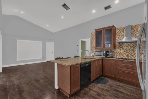 House in Davenport, Florida 4 bedrooms, 139.91 sq.m. № 2095876 - photo 10