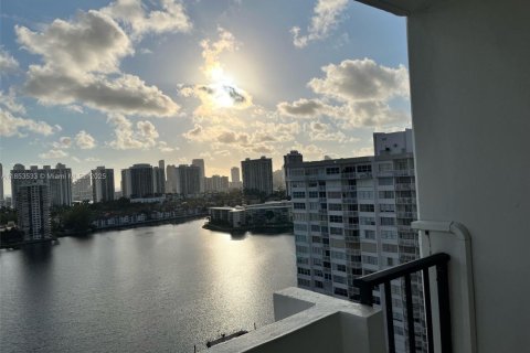 Copropriété à louer à Aventura, Floride: 2 chambres, 99.68 m2 № 1979372 - photo 16