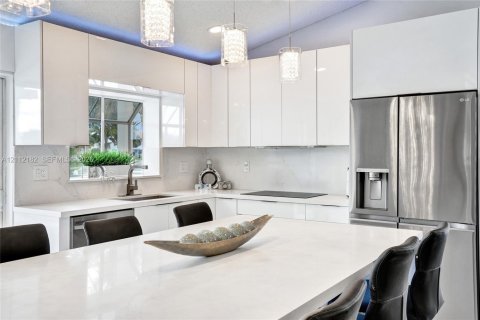 Villa ou maison à louer à Miramar, Floride: 5 chambres, 242.2 m2 № 2431307 - photo 12