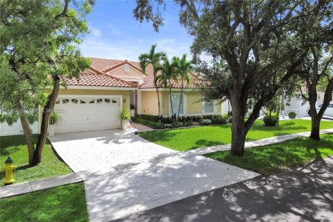 Villa ou maison à Miramar, Floride 5 chambres, 242.2 m2 № 2431307