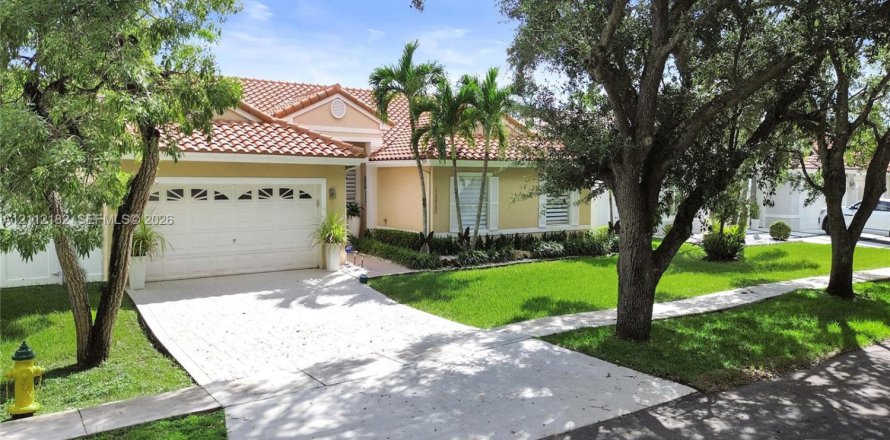 Villa ou maison à Miramar, Floride 5 chambres, 242.2 m2 № 2431307