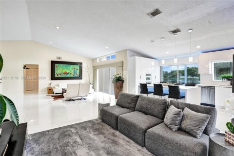 Villa ou maison à louer à Miramar, Floride: 5 chambres, 242.2 m2 № 2431307 - photo 11