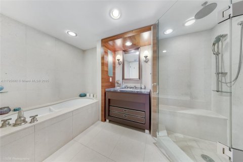 Condo in Miami Beach, Florida, 2 bedrooms  № 1939479 - photo 10