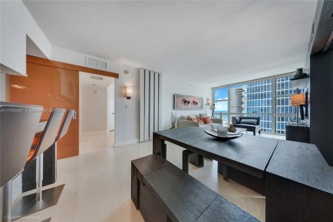 Condo in Miami Beach, Florida, 2 bedrooms  № 1939479 - photo 7
