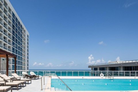 Condo in Miami Beach, Florida, 2 bedrooms  № 1939479 - photo 16