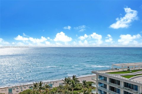 Condo in Miami Beach, Florida, 2 bedrooms  № 1939479 - photo 12