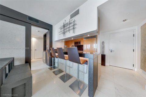 Condo in Miami Beach, Florida, 2 bedrooms  № 1939479 - photo 6