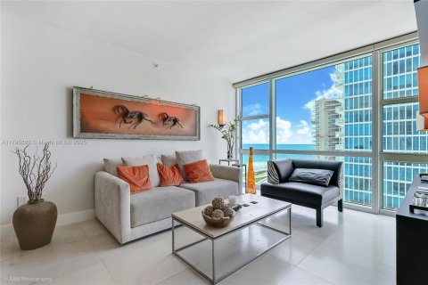 Condo in Miami Beach, Florida, 2 bedrooms  № 1939479 - photo 2