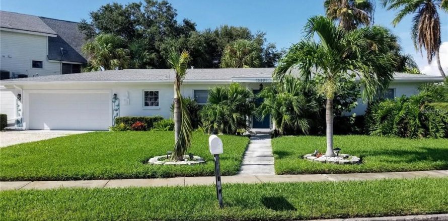 House in Madeira Beach, Florida 3 bedrooms, 179.12 sq.m. № 1421378