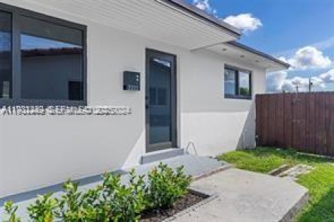 Villa ou maison à louer à Miami, Floride: 2 chambres, 170.57 m2 № 1990816 - photo 2