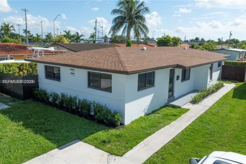 Villa ou maison à louer à Miami, Floride: 2 chambres, 170.57 m2 № 1990816 - photo 1