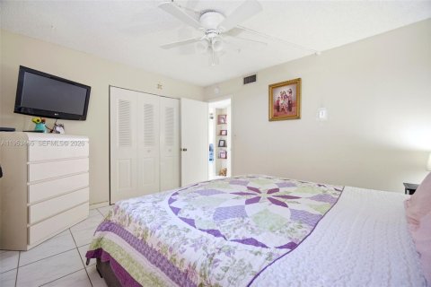 Condo in Plantation, Florida, 2 bedrooms  № 2026785 - photo 23