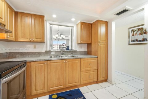 Condo in Plantation, Florida, 2 bedrooms  № 2026785 - photo 10
