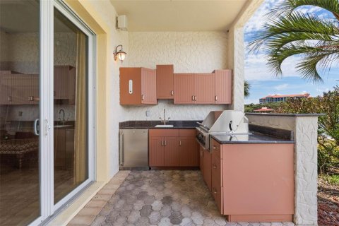 House in Palm Coast, Florida 5 bedrooms, 384.15 sq.m. № 2119780 - photo 23