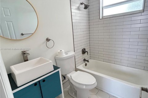 Снять в аренду виллу или дом в Майами, Флорида 2 спальни, 69.68м2, № 1944650 - фото 7