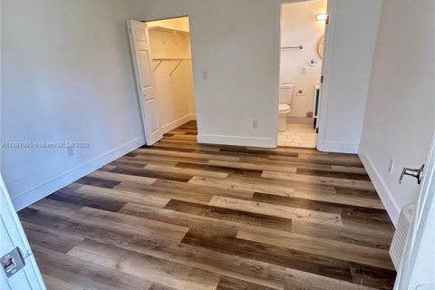 Снять в аренду виллу или дом в Майами, Флорида 2 спальни, 69.68м2, № 1944650 - фото 5