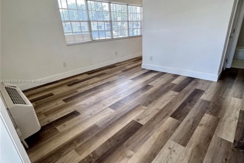 Снять в аренду виллу или дом в Майами, Флорида 2 спальни, 69.68м2, № 1944650 - фото 2