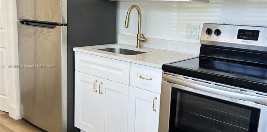 Дом в Майами, Флорида 2 спальни, 69.68м2 № 1944650