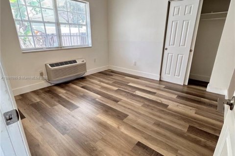 Снять в аренду виллу или дом в Майами, Флорида 2 спальни, 69.68м2, № 1944650 - фото 6