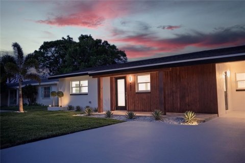 House in Saint Petersburg, Florida 3 bedrooms, 148.92 sq.m. № 1835344 - photo 16