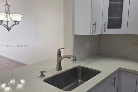 Condominio en alquiler en Pembroke Pines, Florida, 2 dormitorios, 91.04 m2 № 2023277 - foto 3