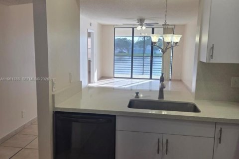 Condominio en alquiler en Pembroke Pines, Florida, 2 dormitorios, 91.04 m2 № 2023277 - foto 4