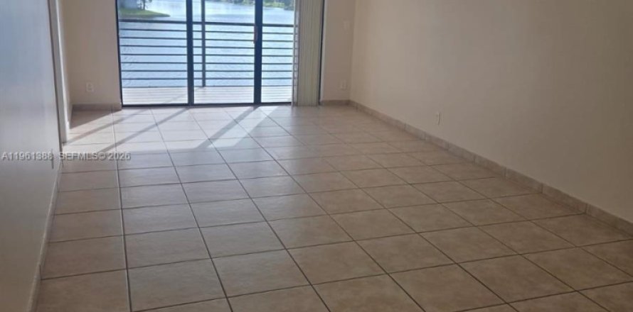 Condominio en Pembroke Pines, Florida, 2 dormitorios  № 2023277